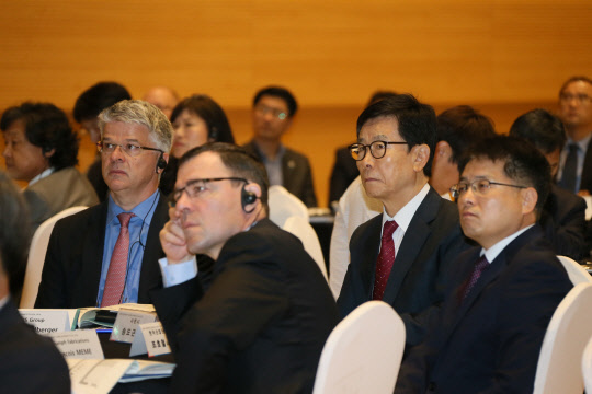 10일 KOTRA가 경상남도, 사천시와 공동으로 경남 사천시 소재 KB 인재니움에서 개최한 '2016 항공부품 글로벌 비즈니스 상담회'에서 송도근 사천시장(오른쪽에서 두 번째) 등 비즈니스 포럼에 참석한 국내외 인사들이 한국 항공부품산업 현황과 경남·사천지역 투자환경에 대한 설명을 듣고 있다. <KOTRA 제공>